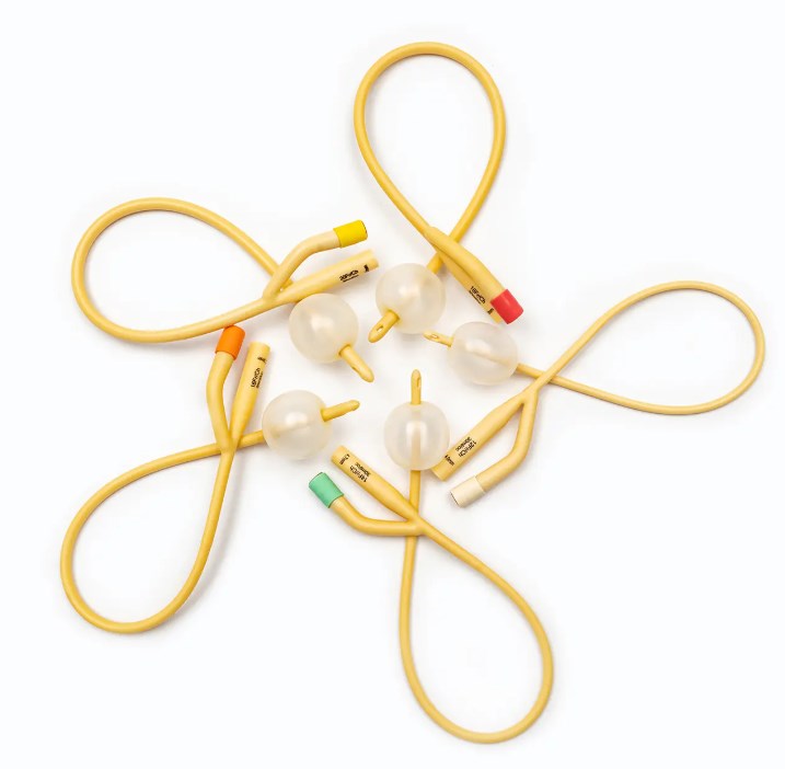 Hur påverkar materialen och strukturen i en urinkateter den faktiska användarupplevelsen?